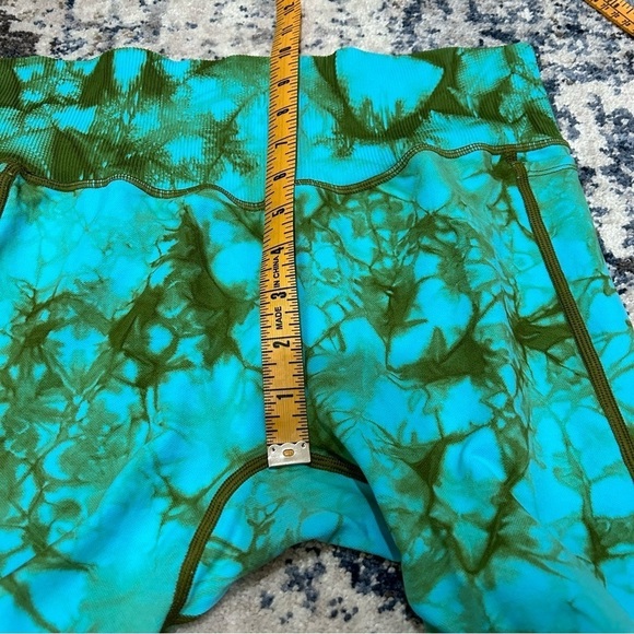 PINK Active Blue & Green Tie-Dye Biker Shorts with Side Pockets Size Large - Picture 7 of 7